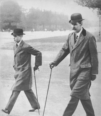 El príncipe Eduardo caminando con el Sr. HP Hansell, su tutor, en Auteuil, Francia, 1912 1936 de Unbekannt