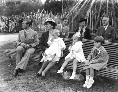 Príncipe Gustavo Adolfo, Princesa Sibylla y niños, Día del Niño, Estocolmo, Suecia, 1938 de Unbekannt