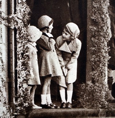 Princesa Isabel, Princesa Margarita y su prima, Margaret Elphinstone, durante la Royal Highland Society en Princess Royal Park de Unbekannt