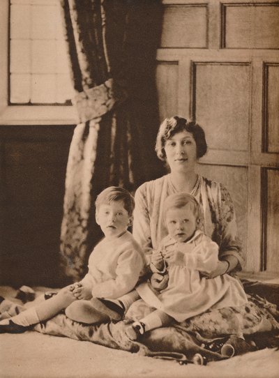 Princesa Mary, Vizcondesa Lascelles, con sus dos hijos, Gerald y George, 1926 1935 de Unbekannt