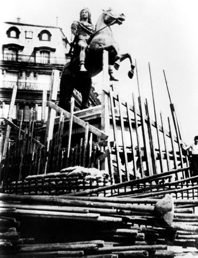 Medidas de protección para la estatua de Luis XIV, París, 1940 de Unbekannt