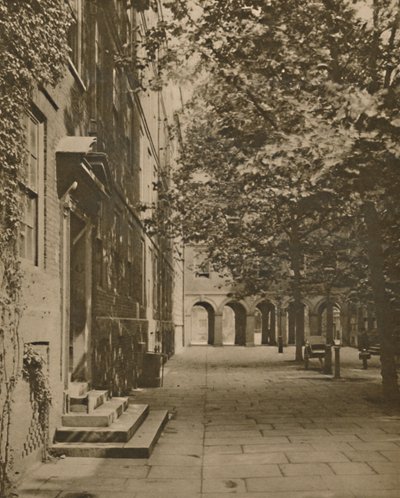 Pump Court en su Vestimenta de Verano de Hojas y Luz Solar, c1935 de Unbekannt
