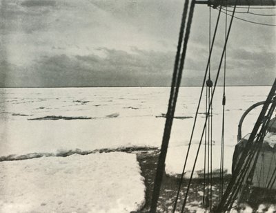 Empujando a través de gruesos témpanos en el Mar de Ross, c1908, 1909 de Unbekannt