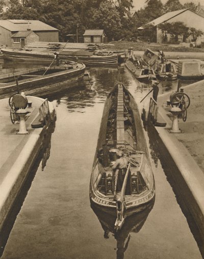Empujando un Barco Mono a través de la esclusa en Brentford, c1935 de Unbekannt