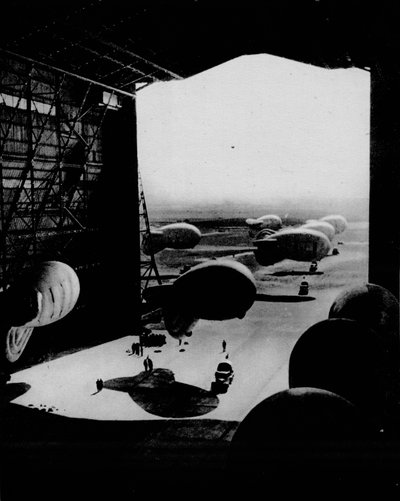 Guardando globos de barrera en un hangar, 1943 de Unbekannt