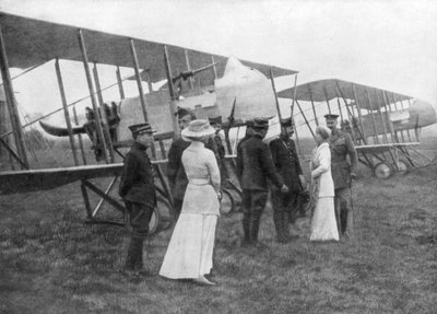 La reina Isabel de Bélgica visitando a pilotos aliados, c. 1915 de Unbekannt