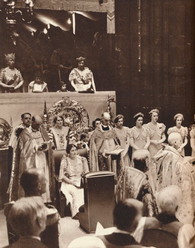 La reina Isabel observa mientras su esposo es coronado el día de su coronación, 1937 de Unbekannt