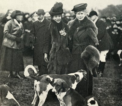 La Reina María y la Reina Alexandra en una reunión del West Norfolk Hunt en 1920, 1951 de Unbekannt