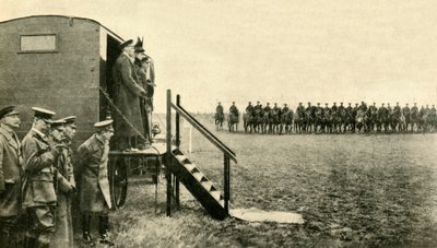La Reina María de Teck visita a los soldados en Aldershot en Hampshire, Primera Guerra Mundial, 1915, c. 1920 de Unbekannt