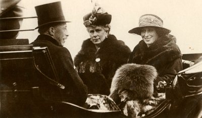 La Reina María con la Princesa Real y el Vizconde Lascelles, 1923 de Unbekannt