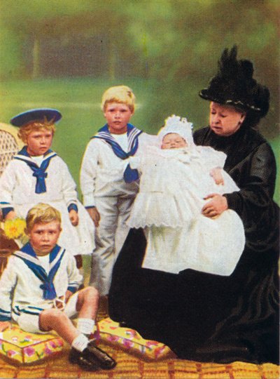 Reina Victoria 1819-1901 con algunos de sus bisnietos, en Osborne House en la Isla de Wight de Unbekannt