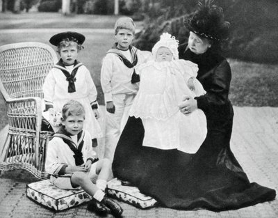 La Reina Victoria con sus bisnietos en Osborne House, Isla de Wight, 1900 de Unbekannt