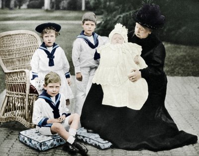 La Reina Victoria con sus bisnietos en Osborne House, Isla de Wight, 1900 de Unbekannt