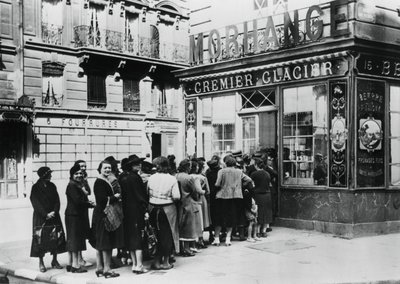 Fila de mujeres fuera de una tienda de lácteos, París ocupado por los alemanes, 28 de junio de 1940 de Unbekannt