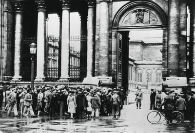 Cola fuera de la Oficina de Información para civiles en la Cámara de Diputados, París, julio de 1940 de Unbekannt
