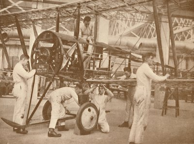 Aprendices de la RAF aparejando un avión en la Escuela Técnica, Halton, Buckinghamshire, 1927 de Unbekannt