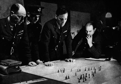Sala de operaciones del Comando de Bombarderos de la RAF durante un ataque, 1941 de Unbekannt