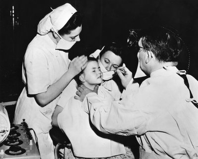 Tratamiento de radio para curar una infección nasal, Francia, c1947-1951 de Unbekannt