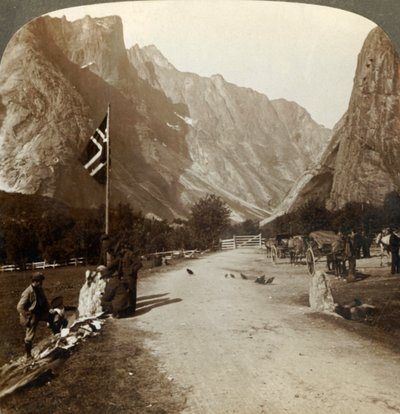 Gama irregular de los Troldtinder o Picos de Bruja desde la carretera del valle, Horgheim, Noruega, c1905 de Unbekannt