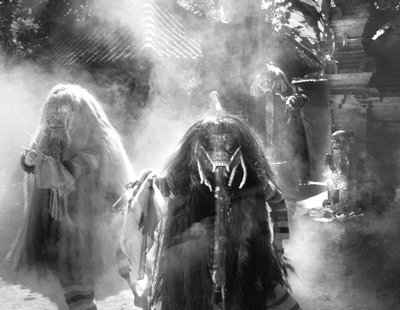 Bailarines de Rangda (foto en blanco y negro) de Unbekannt