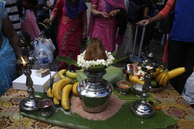 Festival del carro Ratha Yatra en París. Ofrendas. Francia de Unbekannt