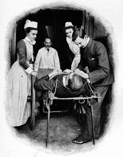 Recibiendo un caso de accidente en el Hospital Poplar, Londres, c. 1903 de Unbekannt