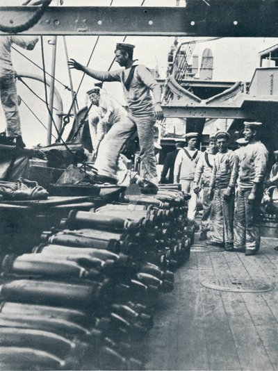 Recibiendo proyectiles para los cañones navales en la cubierta de un acorazado, c1914 de Unbekannt