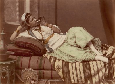 Mujer reclinada fumando, 1870-90 de Unbekannt