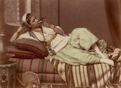 [Mujer reclinada fumando], 1870-90 de Unbekannt