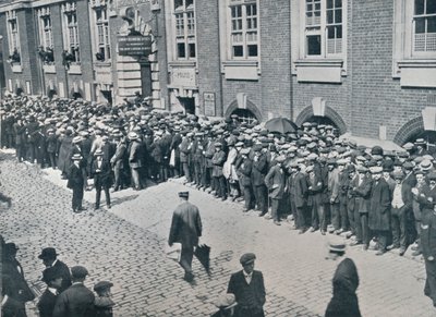 Reclutas esperando fuera del Depósito Central de Reclutamiento de Londres, 1914 de Unbekannt