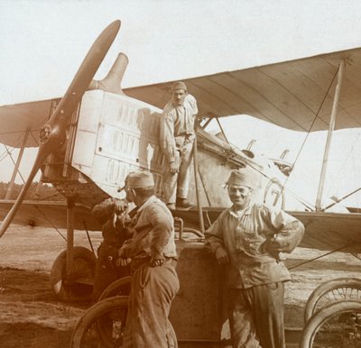 Reabastecimiento de biplano, c1914-c1918 de Unbekannt