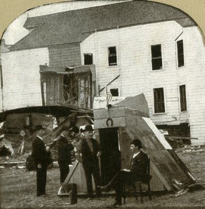 Campamento de refugiados, antigua vivienda en ruinas al fondo. Esto es trabajo de terremoto, 1906 de Unbekannt