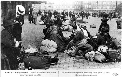 Refugiados del norte esperando un guía para encontrar alojamiento, París, Primera Guerra Mundial, 1914-1918 de Unbekannt
