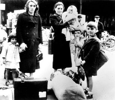 Refugiados con sus pertenencias, París ocupada por los alemanes, julio 1940 de Unbekannt