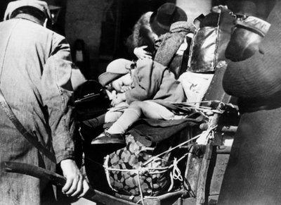 Refugiados con su equipaje en la Gare de l