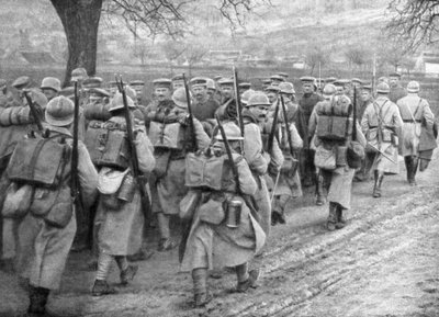 Infantería francesa de relevo pasando una línea de prisioneros, Plessis-de-Roye, Picardía, Francia, 30 de marzo de 1918 de Unbekannt