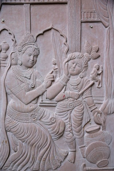 Relieve que representa al dios hindú Krishna con su madrastra Yashodha, India de Unbekannt