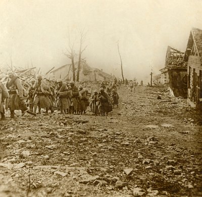 Infantería de relevo en el ataque de Douaumont, norte de Francia, 1916 de Unbekannt