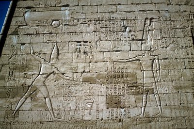 Relieve de Ramsés III golpeando enemigos, Templo Mortuorio de Ramsés III, Medinat Habu, c. 1200 a.C. de Unbekannt