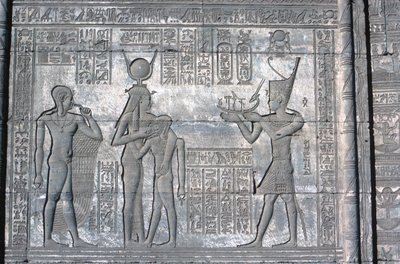 Relieve en el Mammisi romano, Templo de Hathor, finales del período Ptolemaico y Romano, c. 125 a.C. - c. 60 d.C. de Unbekannt