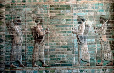 Relieve que muestra arqueros de la Guardia Real Persa, Palacio de Darío I, Susa, c500 a.C. de Unbekannt