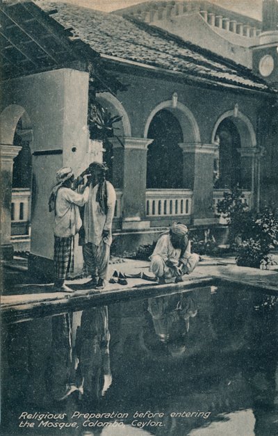 Preparación religiosa antes de entrar a la mezquita, Colombo, Ceilán, c1910 de Unbekannt