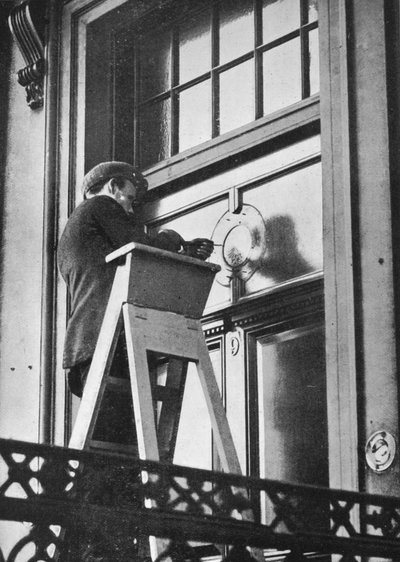Eliminando emblemas alemanes de la Embajada Alemana, Carlton House Terrace, Londres, 1914 de Unbekannt