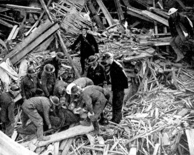 Trabajadores de rescate liberando a un hombre de un edificio dañado por una bomba, Segunda Guerra Mundial, 1940 de Unbekannt