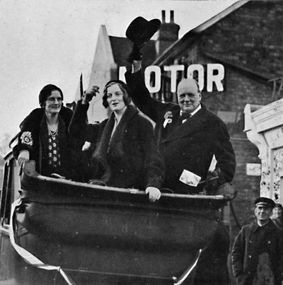 Regresado para Epping Sra. Churchill y su hija Diana comparten felicidad y victoria, 1931, 1945 de Unbekannt