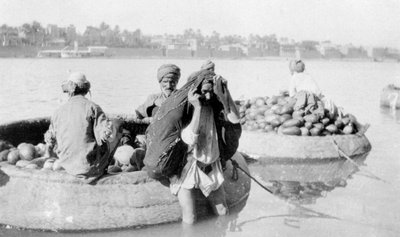 Embarcaciones fluviales cargadas de melones, río Tigris, 1917-1919 de Unbekannt