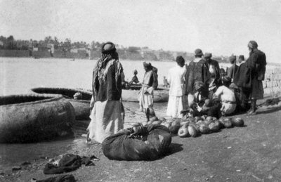 Embarcación fluvial cargada de melones, río Tigris, Bagdad, Irak de Unbekannt