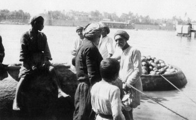 Embarcaciones fluviales cargadas de melones, Río Tigris, Bagdad, Irak, 1917-1919 de Unbekannt