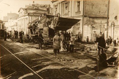 Obras viales en la calle Tverskaya, Moscú, URSS, 1920s de Unbekannt