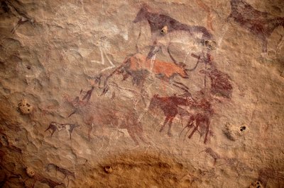 Arte rupestre, Prehistoria: Pintura rupestre de un grupo de ganado y personajes policromados (pastores y arqueros) en un refugio ornamentado, en el macizo de Uweinat, Sudán. Período de 8000 a 3000 años a.C. Fotografía de Unbekannt